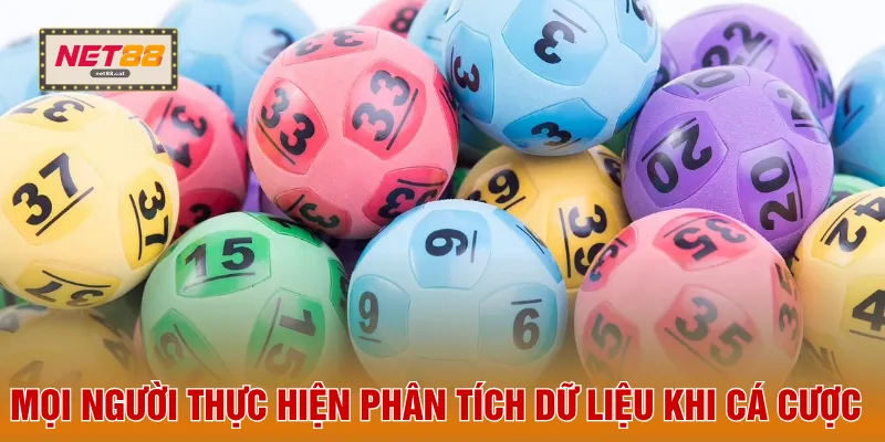 Mọi người thực hiện phân tích dữ liệu khi cá cược